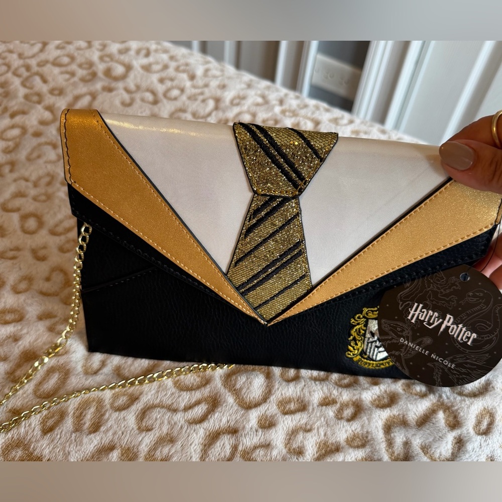 Harry Potter - Danielle Nicole - Uniform Clutch
Gold and Black Shoulder Chain - Picture 5 of 10